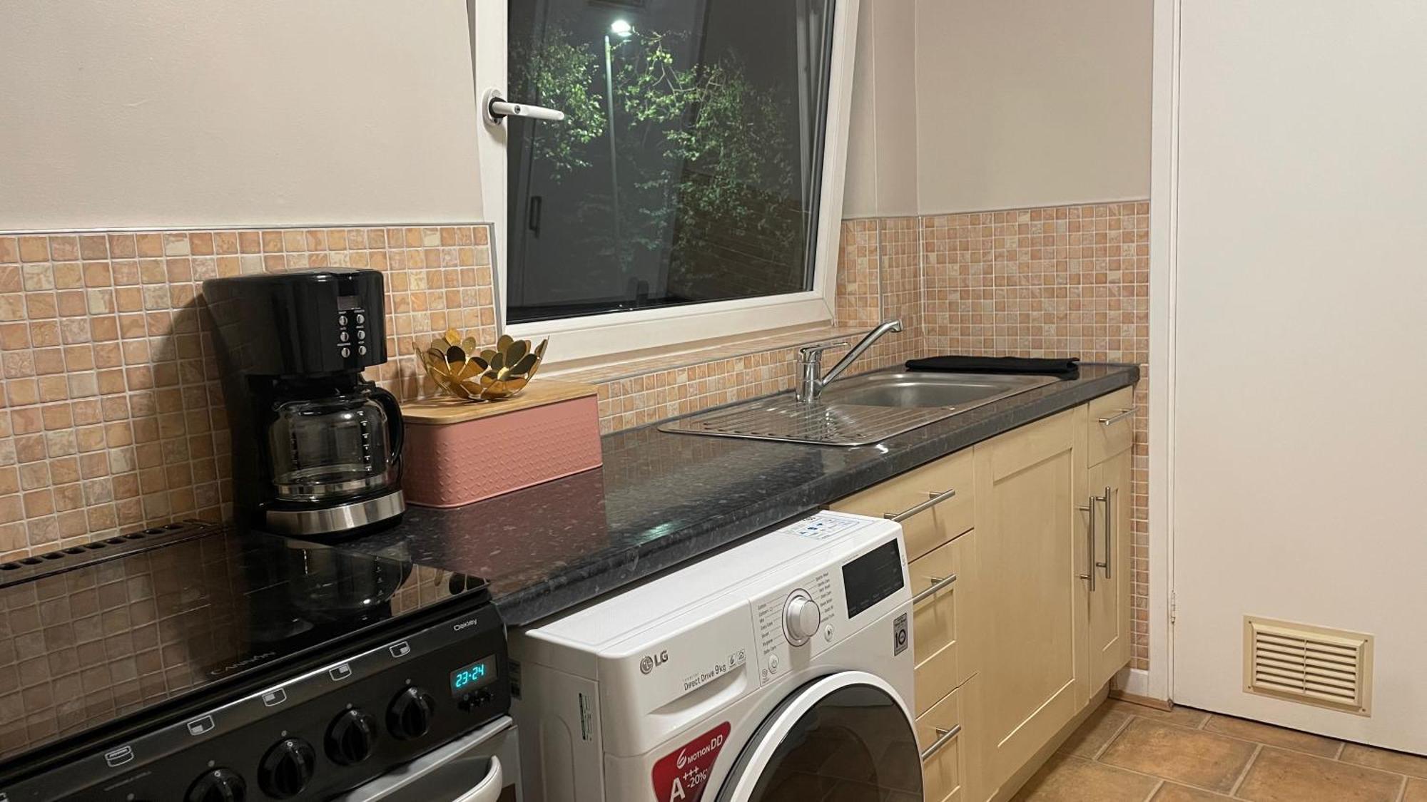 Cosy Flat For 4, Family Friendly, Private Parking, Close To Central London Exterior photo