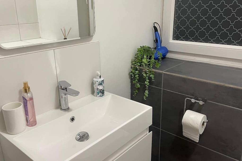 Cosy Flat For 4, Family Friendly, Private Parking, Close To Central London Exterior photo