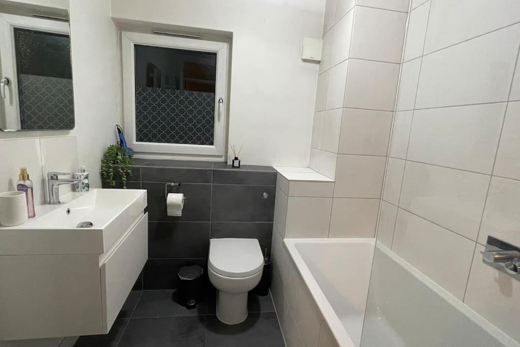 Cosy Flat For 4, Family Friendly, Private Parking, Close To Central London Exterior photo